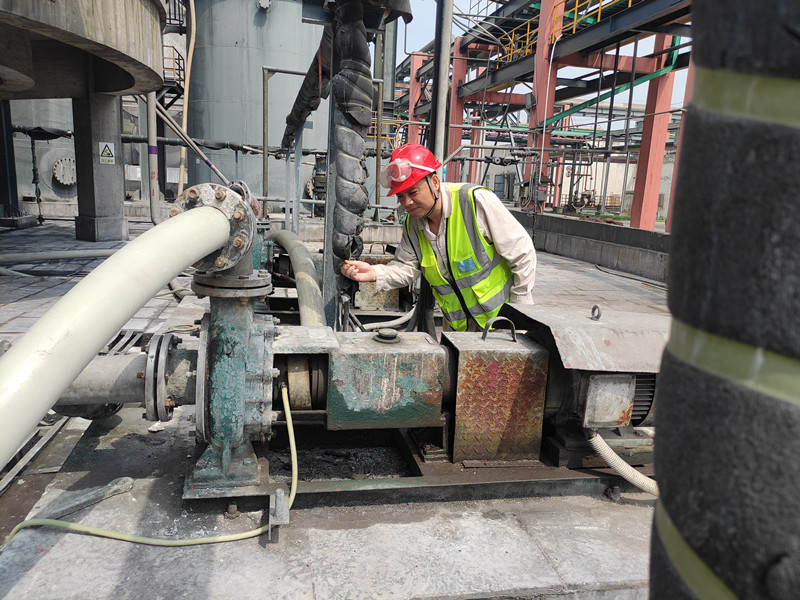 高義正在車間巡檢_副本.jpg 高義正在車間巡檢_副本.jpg