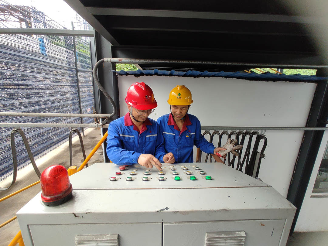 陳勁松(左)正在指導(dǎo)員工使用器械.jpg 陳勁松(左)正在指導(dǎo)員工使用器械.jpg