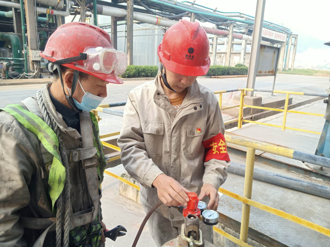 黨員干部正在對(duì)外施工單位氧氣瓶壓力進(jìn)行檢查.jpg