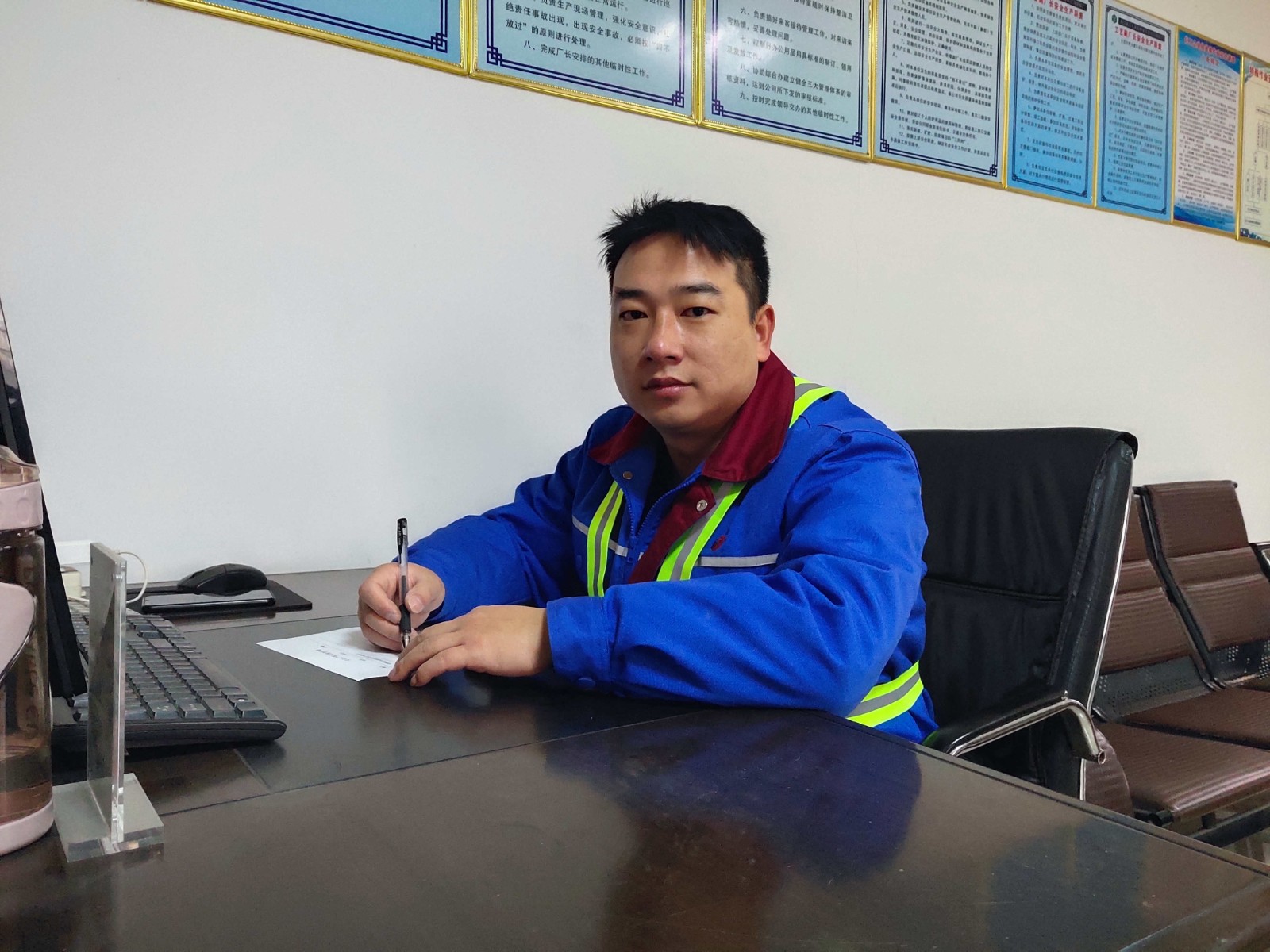 馮健正在做一天工作小結(jié).jpg