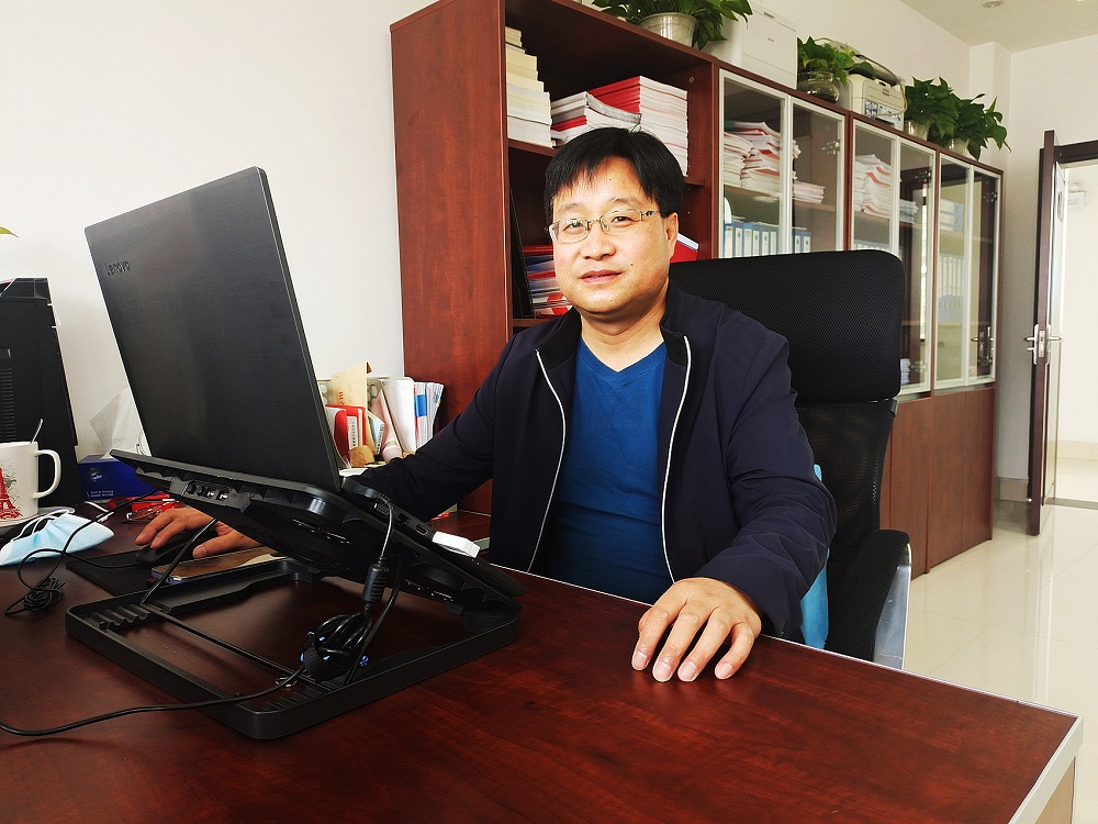 夏長興在辦公室.jpg