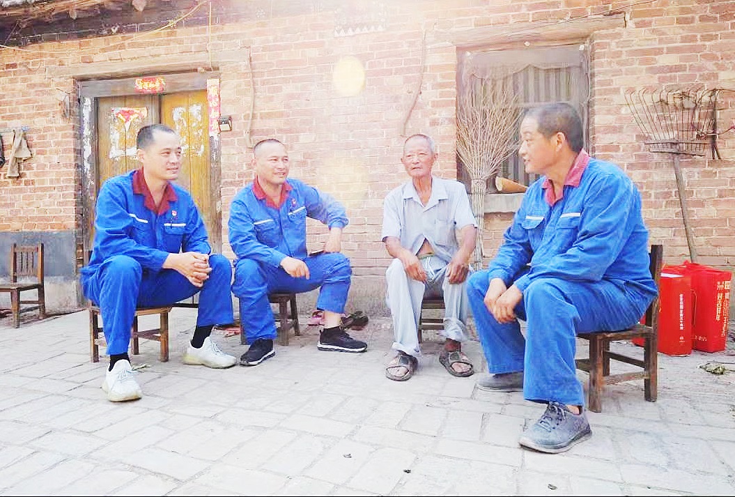 宋俊鵬(左一)在職工家中走訪.jpg 宋俊鵬(左一)在職工家中走訪.jpg