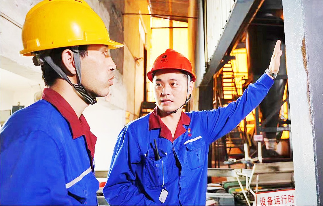 宋俊鵬(右)正在手把手教導(dǎo)員工.jpg 宋俊鵬(右)正在手把手教導(dǎo)員工.jpg