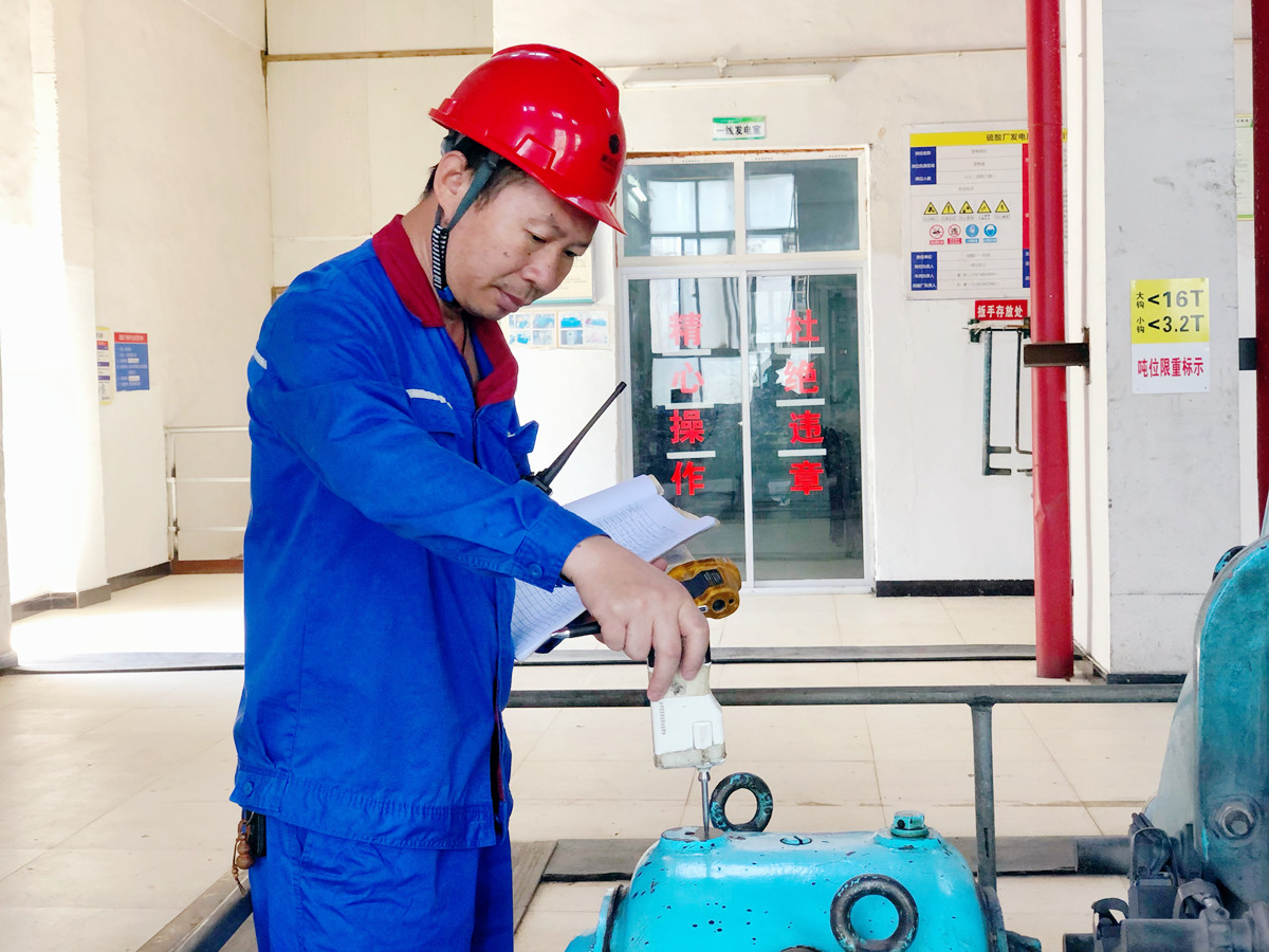 馬順國正在巡查設(shè)備_副本.jpg