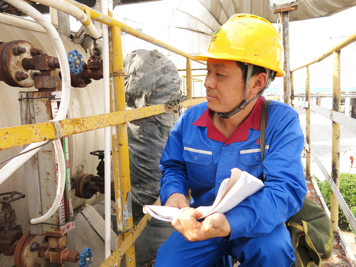 徐龍正在觀察設(shè)備運轉(zhuǎn)情況_副本.jpg 徐龍正在觀察設(shè)備運轉(zhuǎn)情況_副本.jpg